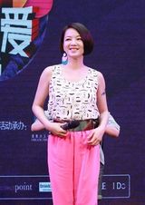 组图：阿雅《粉红女郎》为相亲男女“支招”