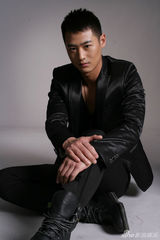 组图：亓航(启航)写真秀男人本色 古铜肤色堪比古天乐