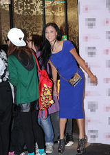 组图：张柏芝蓝裙送飞吻 山寨版谢霆锋贴身跟拍