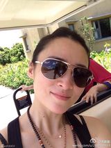 组图：蒋勤勤国外拍大片 穿潮装菜市数零钱