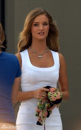 幻灯图集：《变形金刚3》热拍 男女主角白衣飘飘