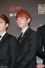 高清图：GD条纹装出席mama记者会 EXO正装帅气