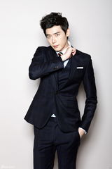 高清组图：《秘密花园》男星李钟硕秋装写真变型男