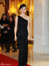 组图：巩新亮黑色露肩装性感 新MV大胆尝试