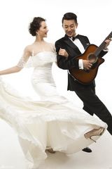 组图：孙茜夫妇婚后甜蜜写真 默契十足俏皮