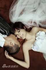 组图：陈小春应采儿喜得爱子 婚纱美图盘点