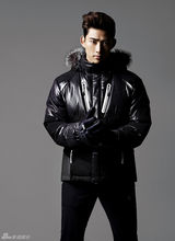 高清图：2PM携金高恩秋冬户外写真温馨不失气场