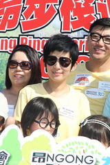 组图：吴君如出席慈善活动 称已安慰脚伤古天乐