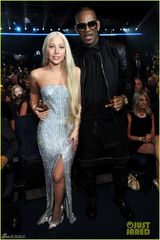 组图：GAGA表演联手黑人男星大玩电话性骚扰