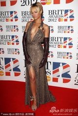 组图：第32届全英音乐奖 蕾哈娜深V露背秀美腿