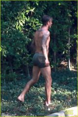 组图：贝克汉姆拍广告半裸秀强壮胸肌