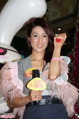 组图：钟嘉欣新歌说情事 获绯闻男友伍允龙支持