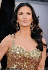 组图：凯瑟琳-泽塔琼斯携老公道格拉斯秀恩爱