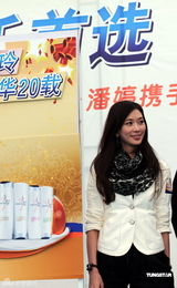 高清图：林志玲上海代言 不惧严寒七分袖亮相