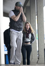 组图：绯闻女孩布莱克携夫出行 当街掀衣抓痒