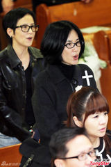 组图：台艺人徐风追思会 好友张菲余天现身致意