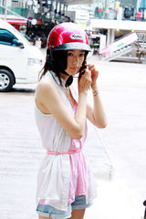 组图：童瑶白色无袖衬衣搭配粉色吊带背心