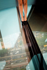 组图：张靓颖拍吉尼斯宣传片挑战悬空地窗