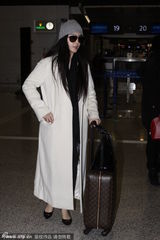 组图：范冰冰夜赴巴黎 白大衣配黑超潮范儿足