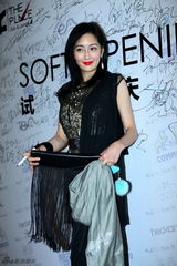 组图：京城某夜店开业 冯小刚孟广美亮相