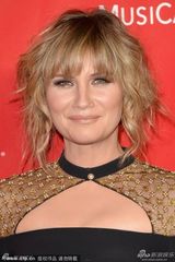 组图：美国歌手詹妮弗黑裙高贵 胸前三角露美肌