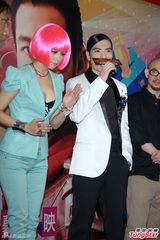 组图：徐若瑄粉红波波头助阵宣传大秀事业线