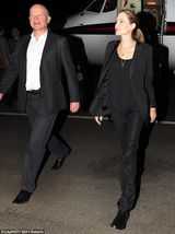 组图：朱莉黑西装干练 难民墓碑前默哀献花