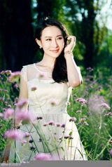 组图：石天琦田园花样写真 清新恬美笑容明媚