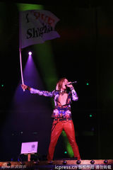 组图：张根硕开唱半裸露点 粉丝着比基尼狂欢