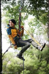 组图：韩星玄彬拍户外写真 飞檐走壁享受自然