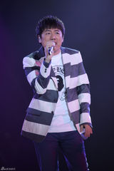 组图：周笔畅睡衣扮猫女 邓紫棋自弹自唱