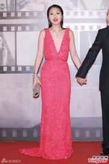 组图：杨千嬅牵手丁子高 超深V晚装胸前露胶纸