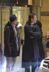 组图：李亚鹏是非不断疑谢顶 与友泡吧解愁