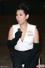 组图：吴雨霏唱失恋歌 许志安称郑秀文难讨好