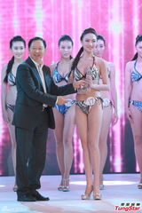 组图：亚姐大中华赛区泳衣秀 爆乳美腿一览无余