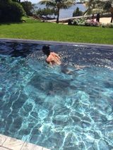 组图：李咏泳池秀身材 八块腹肌惊呆网友