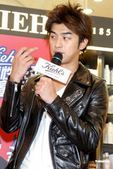 组图：陈柏霖受邀担任一日店长 大秀熟男魅力