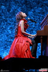 组图：陈绮贞红馆开唱 火红礼服上演女女热吻