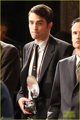 组图：暮光男新片变名摄影师 片场与女演员说笑