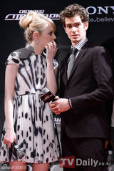 组图：2NE1助阵《超凡蜘蛛侠》韩国红毯秀