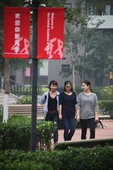 组图：中戏新生开学典礼 萌妹子嫩帅哥素颜入校