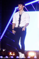 组图：BEAST美丽派对 为粉丝公开新曲