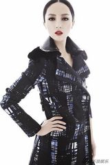 组图：董璇登《风尚志》封面  浓妆诵读爱之唇