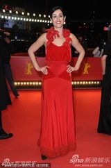 电影《口红》首映 女星Nataly娇艳夺目撅嘴吻导演