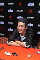 高清图：陈冠希上海出席活动 表情丰富活力四射