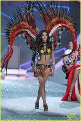 组图:维密年度大秀开幕泰勒献唱 众超模T台斗艳