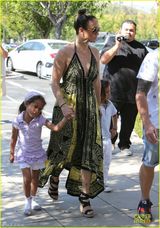 组图：洛佩兹手牵两娃出街 深v长裙显潮妈范