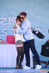 组图：罗志祥走访台北拍摄MV 介绍旅游咨询