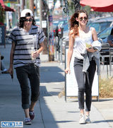 组图：曝暮光女转性爱女人 紧黏中性帅气新欢