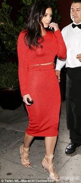 组图：卡戴珊外出紧裹巨胸改露腰 肥臀夺人眼球